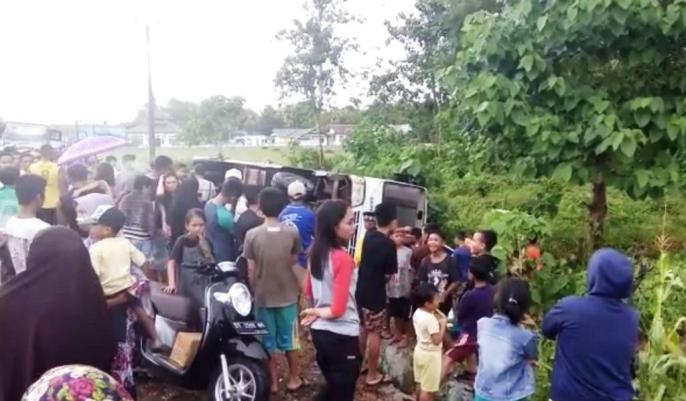 Kondisi Bus rombongan mahasiswa UMK terbalik di Kecamatan Tinanggea, Konsel, Senin (25/3/2019). (Foto: Istimewa).