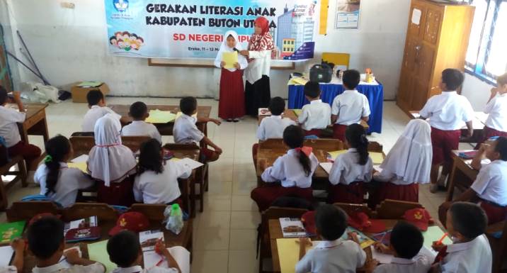 Aktivitas tim literasi dari Kantor Bahasa Sultra di Kabupaten Buton Utara, Senin (11/3/2019). (Foto: Dok.Kantor Bahasa Sultra)