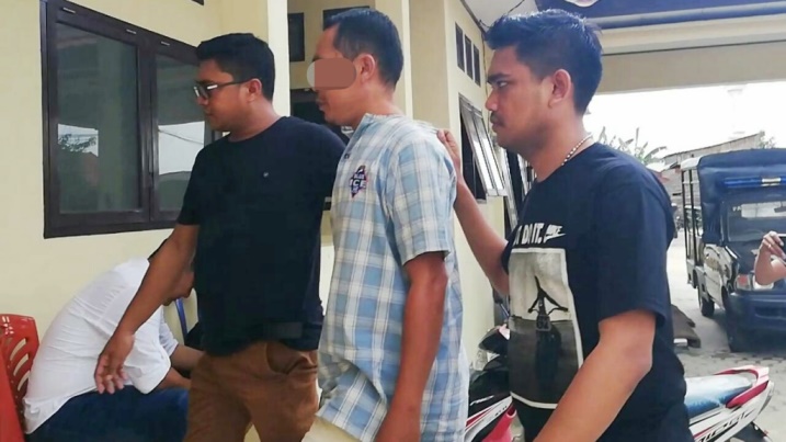 Pelaku dukun cabul saat diamankan di Kantor Polsek Mandonga, Jumat (15/3/2019). (Foto: Wayan Sukanta/SULTRAKINI.COM)
