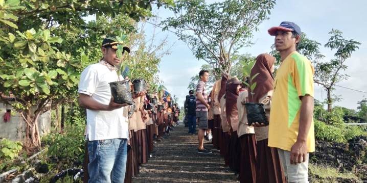 Penanaman 1.000 pohon oleh FONEB bersama warga Desa Lagongga, Kabupaten Wakatobi di sumber mata air Tombu-Tombu, Minggu (24/3/2019). (Foto: Dok.FONEB untuk Sultrakini.com)