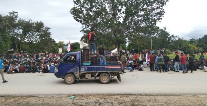 Aksi bela Wawonii menuju Kantor Gubernur Sultra yang tidak diikuti GPMI Sultra, Kamis (14/3/2019). (Foto: La Niati/SULTRAKINI.COM)