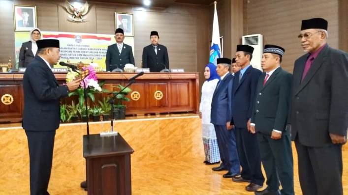 Pelantikan anggota DPRD Wakatobi hasil PAW, Kamis (28/3/2019). (Foto: Amran Mustar Ode/SULTRAKINI.COM)