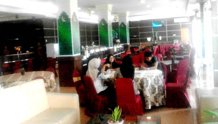 Restoran di Hotel Zahra Syariah Kendari. (Foto: Wa Rifin/SULTRAKINI.COM)