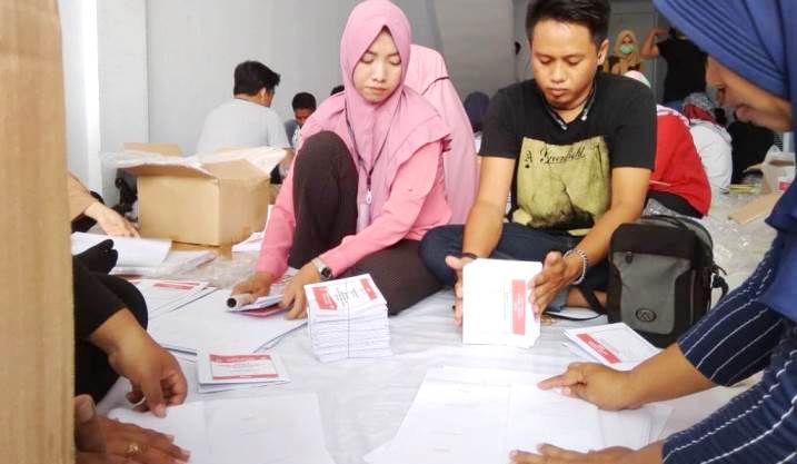 Proses pelipatan surat suara di Kota Kendari. (Foto: Dok.SULTRAKINI.COM)
