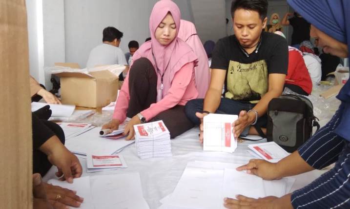 Proses pelipatan surat suara DPD RI di gudang KPUD Kendari, Kamis (7/3/2019). (Foto: Adrian Saban/SULTRAKINI.COM)