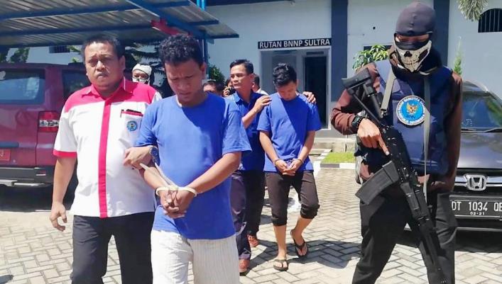 Dua pelaku kedapatan membawa sabu diamankan di BNNP Sultra, Senin (18/3/2019). (Foto: Wayan Sukanta/SULTRAKINI.COM)