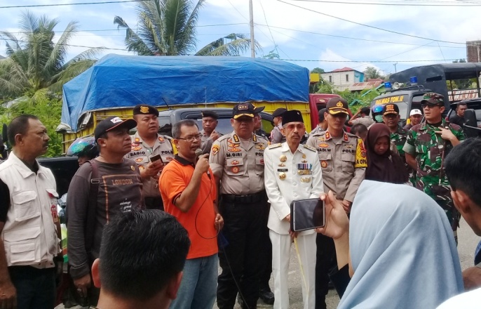Suasana pelepasan rombongan distribusi logistik pemilu di Kantor KPU Kota Baubau, Selasa (16/4/2019).
