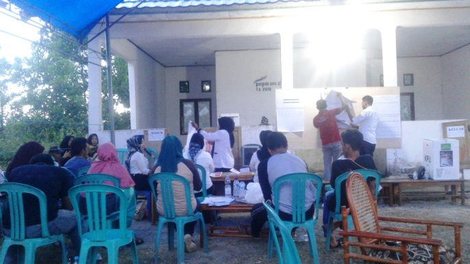 Suasana perhitungan surat suara di salah satu TPS di Kelurahan, Pondidaha, Kecamatan Pondidaha, Konawe. (Foto: Ulul Azmi/SULTRAKINI.COM).