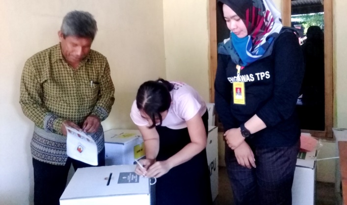 Ketua KPPS TPS 27 Kelurahan Bukit Wolio Indah, Sardiyani menyegel kotak suara terakhir untuk suara pilpres bersama Panwas, Wa Ode Amsha Novia Rizki. (Foto: Aisyah Welina/SULTRAKINI.COM)