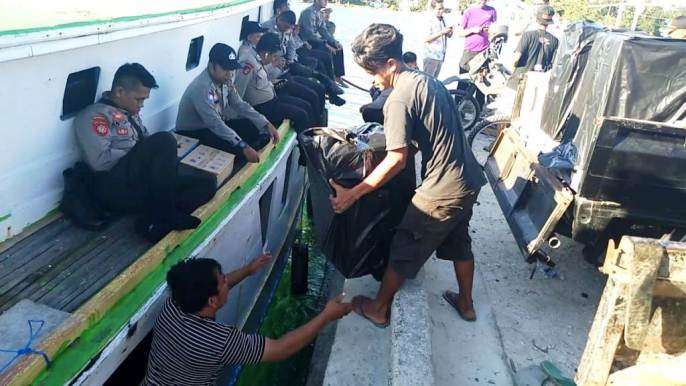 Sauana pendistribusian logistik pemilu di Wakatobi. (Foto: Amran Mustar Ode/SULTRAKINI.COM).