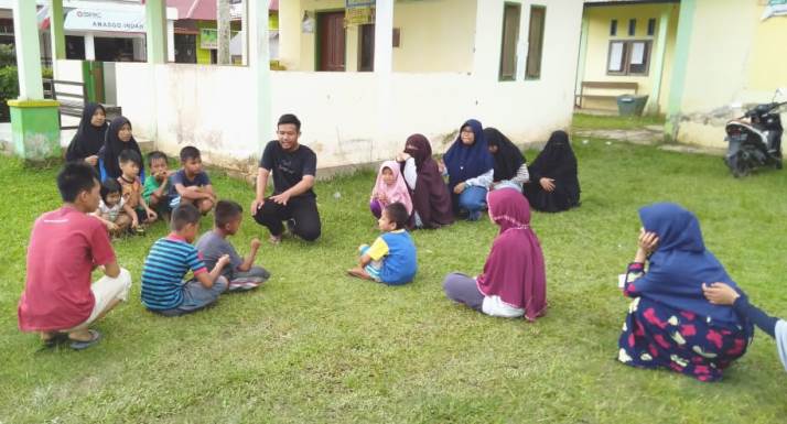 Sejumlah mahasiswa melaksanakan salah satu program yang disusun dalam KKN tematik di Desa Rambu-Rambu Jaya. (Foto: Humas IAIN Kendari untuk Sultrakini.com)