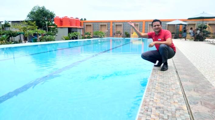 GM Fortune Frontone Hotel Kendari, Zasly Perdana Kusuma menunjukkan keindahan kolam renang hotel. (Foto: Wa Rifin/SULTRAKINI.COM)
