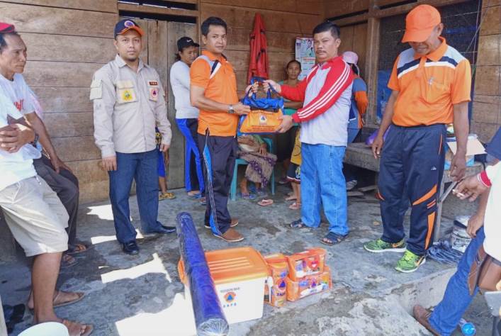 BPBD Koltim salurkan bantuan kepada korban kebakaran di Desa Teposua, Kecamatan Loea, Minggu(14/4/2019). (Foto: Diskominfo untuk Sultrakini.com)