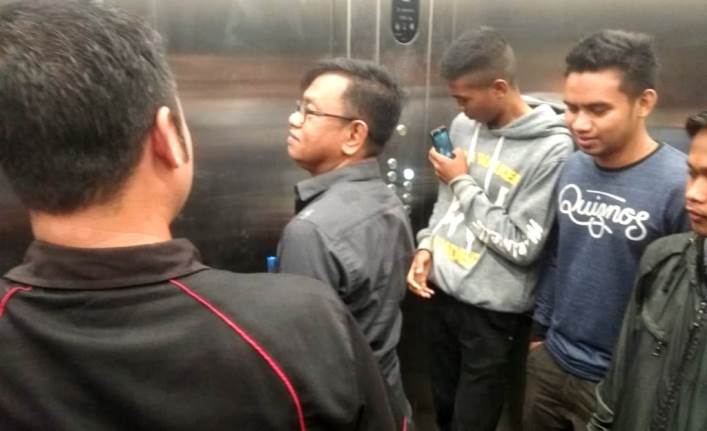Sejumlah pengunjung menaiki lift Tugu Religi Sultra di kawasan MTQ Kendari. Kamis (25/4/2019). (Foto: Ulul Azmi/SULTRAKINI.COM)