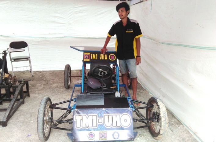 Thariq Hidayah Abdullah dan Mini Kart bertenaga listriknya pada Mechanical Expo UHO di pelataran Teknik UHO, Senin (8/4/2019). (Foto: Ade Putri/SULTRAKINI.COM)