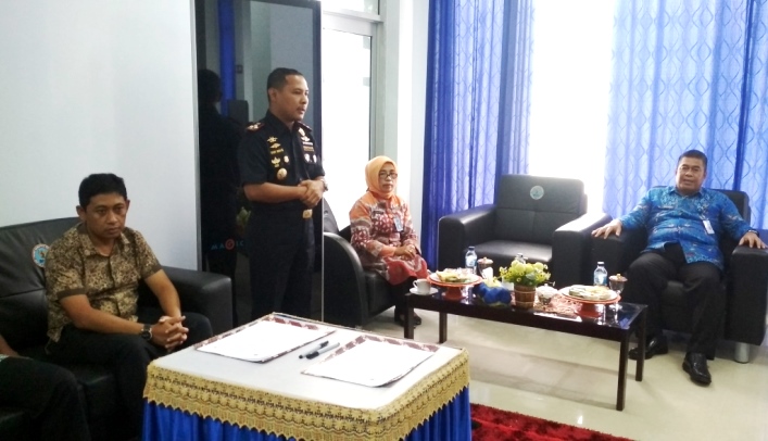 Kepala Kantor Pengawasan dan Pelayanan Bea dan Cukai Kendari, Denny Benhard Parulian di Kantor BNNP Sultra. (Foto: Maykhel Rizky/SULTRAKINI.COM)