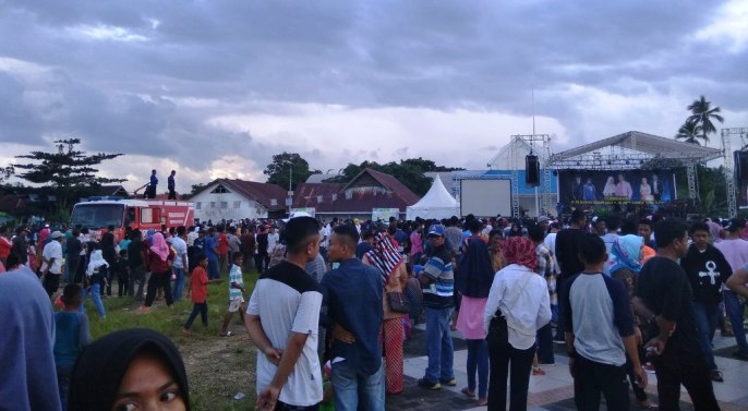 Ribuan masyarakat padati Lapangan Raja Jin, Kecamatan Kulisusu Buton Utara (Butur), untuk menyaksikan konser Fildan Rahayu, Jumat (5/4/2019).