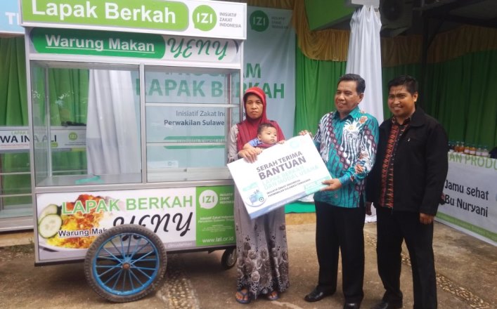 Penyaluran zakat oleh IZI dalam bentuk Lapak Berkah kepada para pelaku usaha kecil di Kota Kendari, Minggu (7/4/2019). (Foto: Hasrul Tamrin/SULTRAKINI.COM)