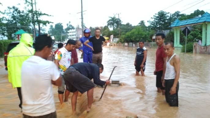 Banjir di Jalan Ahmad Yani Wuawua Kendari, Minggu (14/4/2019). (Foto: Maykhel Rizky/SULTRAKINI.COM).
