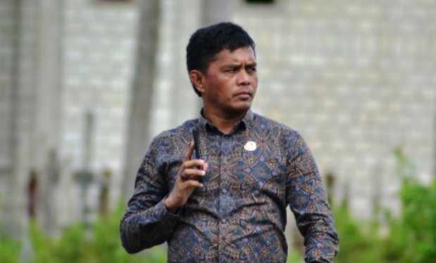 Ketua Bawaslu Buton Tengah, Helius Udaya. (Foto: Ali Tidar/SULTRAKINI.COM).