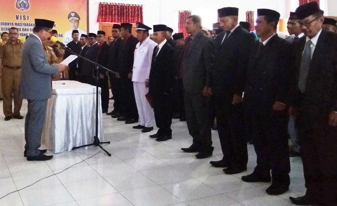 Bupati Butur, Abu Hasan saat melantik 142 pejabat eselon II, III dan IV di Aula Bappeda Kabupaten Butur, Senin (22/4/2019). (Foto: Ardian Saban/SULTRAKINI.COM).