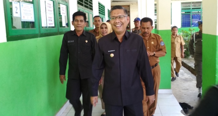 Wali Kota Kendari, Sulkarnain didampingi Kepala SMPS Kartika Kendari pemantauan UNBK di sekolah tersebut. (Foto: Maykhel Rizky/SULTRAKINI.COM)