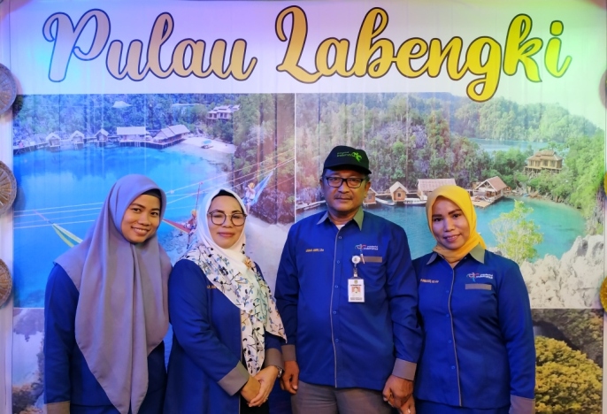 Sekretaris Dinas Pariwisata Konut, Akhmad Asripin, bersama pegawai lainnya. (FOTO: Intan Juwita/SULTRAKINI.COM).