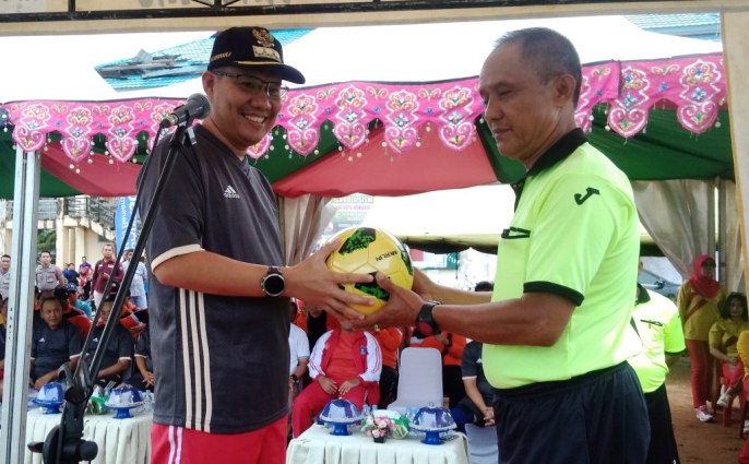 Walikota Kendari, Sulkarnain saat membuka gala siswa SMP pada ajang Liga Bola Siswa. (Foto: Hasrul Tamrin/SULTRAKINI.COM).