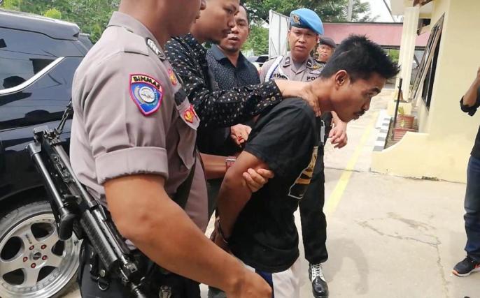 Pelaku pencurian saat diamankan aparat Polsek Ranomeeto, Senin (1/4/2019). (Foto: Wayan Sukanta/SULTRAKINI.COM).