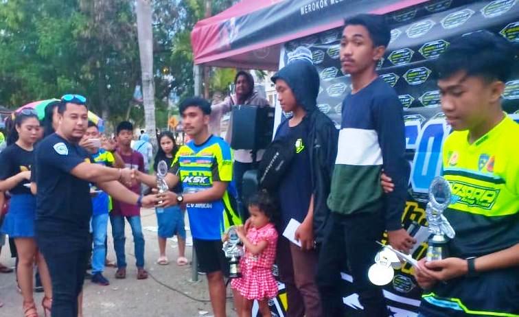 rwin saat menyerahkan piagam dan hadiah kepada para pemenang Kejuaraan Arwin Cup, Minggu (31/3/2019). (Foto: Istimewa).