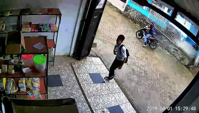 Detik-detik seorang anak berseragam SMP saat mencuri di kios warga. (Foto: Istimewa).