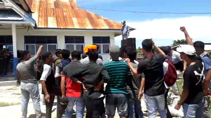 Gema Talaga Raya saat berunjuk rasa di Kantor Kecamatan Talaga Raya, Jumat (5/4/2019). (Foto: Istimewa).