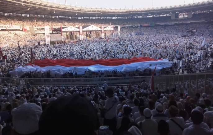 Ratusan ribu pendukung dan simpatisan capres/cawapres Prabowo Subianto dan Sandiaga Uno yang memadati Kampanye Akbar di Stadion Utama GBK Jakarta, Minggu 7 April 2019. (Foto: Istimewa).