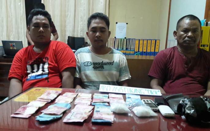 Bandar narkoba, Abdul Asis Tukang bersama dua rekannya saat diamankan oleh tim Opsnal Ditres Narkoba Polda Sultra. (Foto: Istimewa).