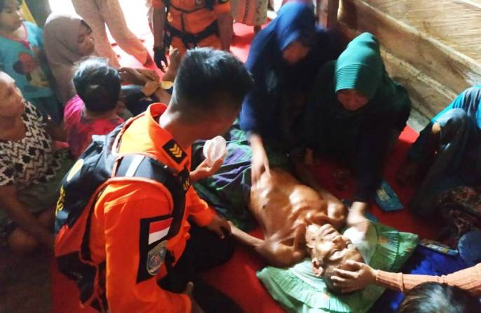 Kondisi korban terbaring lemas dikediamannya pasca ditemukan oleh Basarnas, Rabu (10/4/2019). (Foto: Basarnas).