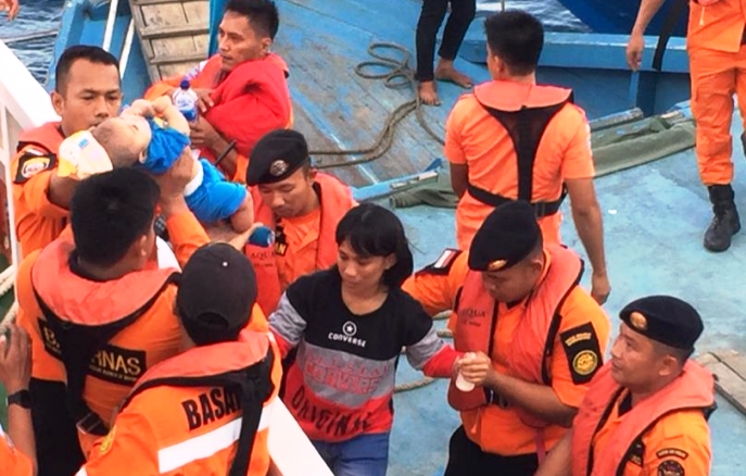 Basarnas evakuasi penumpang KM Jurnia Rahman GT 88 saat alami mati mesin, Kamis (11/4/2019). (Foto: Basarnas).