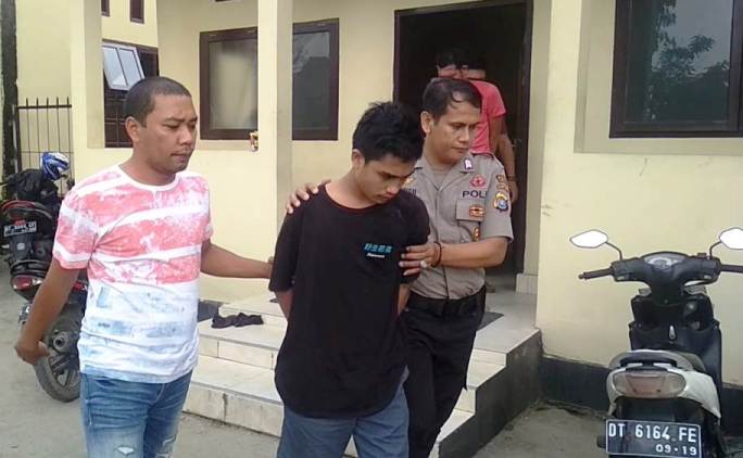 Dua Pelaku penganiaya saat diamanakan aparat Polsek Mandonga, Jumat (12/4/2019). (Foto: Wayan Sukanta/SULTRAKINI.COM).