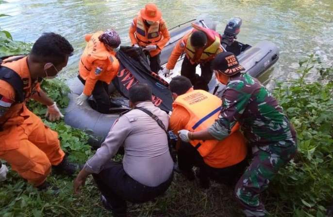 im Basarnas menemukan tubuh Dartin dengan kondisi tewas terapung di Sungai Omalaoge, Sabtu (13/4/2019). (Foto: Basarnas).