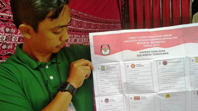 Ketua KPPS TPS 03 Kelurahan Kadia, Steven Reimond saat menunjukan surat suara tercoblos. (Foto: Maykhel Rizky/SULTRAKINI.COM).