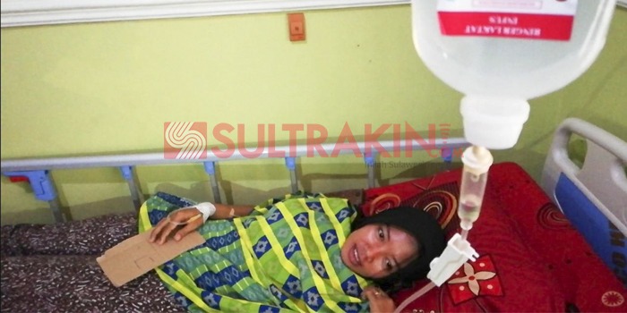 Sri Utami, anggota KPPS di Konawe yang mengalami keguguran kehamilan dirawat di rumah sakit Setia Bunda Konawe, Sabtu (20/4/2019). (Foto: Wayan Sukanta/SULTRAKINI.COM).