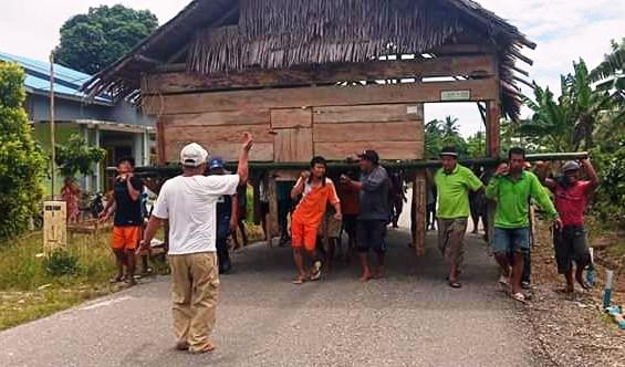Warga bergotong-royong memindahkan rumah Ahmad, di Desa Kalukaluku, Kecamatan Kodeoha, Kabupaten Kolut, Minggu (21/4/2019). (Foto: Fyan untuk SULTRAKINI.COM)