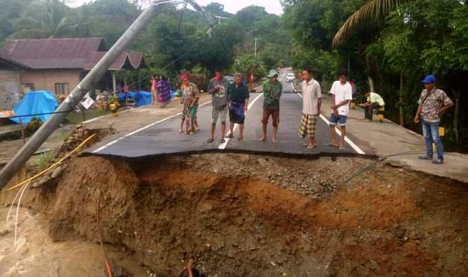 Jalan terputus akibat banjir di Desa Mataiwoi, Kecamatam Ngapa, Kolut, Senin (28/4/2019). (Foto: Ali untuk SultraKini.com).
