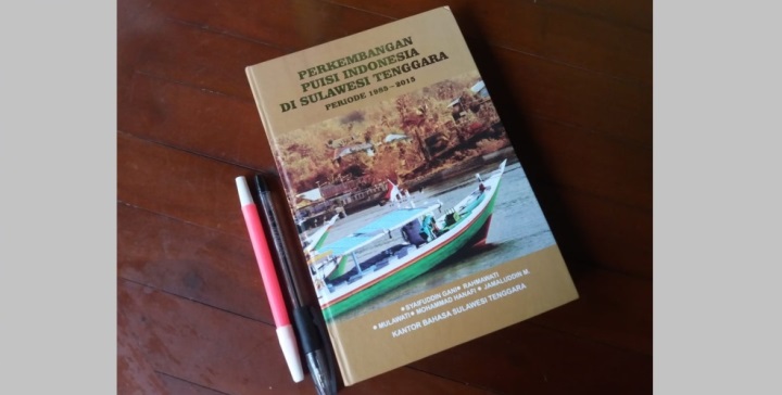 Buku Perkembangan Puisi Indonesia di Sultra, Sabtu (27/4/2019). (Foto: Ade Putri/SULTRAKINI.COM)
