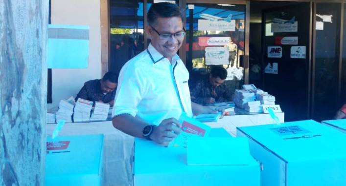 Wali Kota Kendari mencoblos di TPS 04, Kelurahan Mokorumba, Kecamatan Mandonga, Kota Kendari, Rabu (17/4/2019). (Foto: Ade Putri/SULTRAKINI.COM)