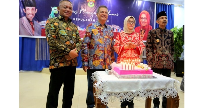 Rektor Unhas, Prof. Dr. Dwia Aries Tina Pulubuhu, MA, merayakan ulang tahunnya di Kota Baubau, Sultra. (Foto: Istimewa)