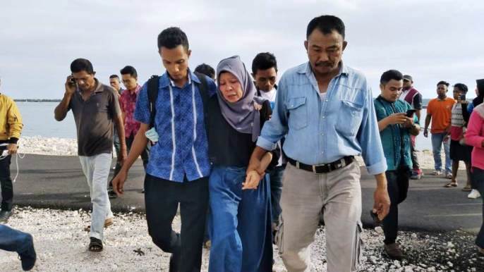 Istri korban menangis saat proses serah terima jenazah almarhun Hardin dari Kemenlu ke Pemda Wakatobi, Jumat (12/4/2019). (Foto: SULTRAKINI.COM)