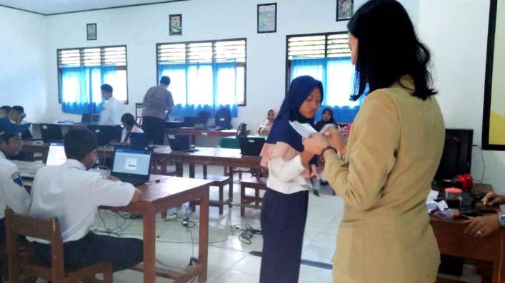 Guru SMPS Nusantara, Melda Norma Pares. (Foto: Nely/SULTRAKINI.COM)