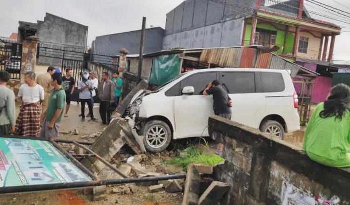 Mobil putih menabrak pagar rumah warga di Jalan AH Nasution, Kelurahan Kambu, Kecamatan Poasia, Kota Kendari, Selasa (23/4/2019) pagi. (Foto: Istimewa)