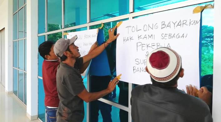 Sejumlah tukang menyegel Puskesmas Jati Raya, Selasa (2/4/2019). (Foto: Wayan Sukanta/SULTRAKINI.COM)