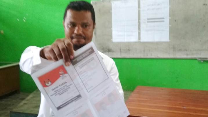 Ketua KPPS TPS 07 Kelurahan Kemaraya, Kecamatan Kendari Barat, Teodosius Leka memegang surat suara tanpa data dan tanda tangan KPPS, Rabu (17/4/2019). (Foto: Maykhel Rizky/SULTRAKINI.COM)
